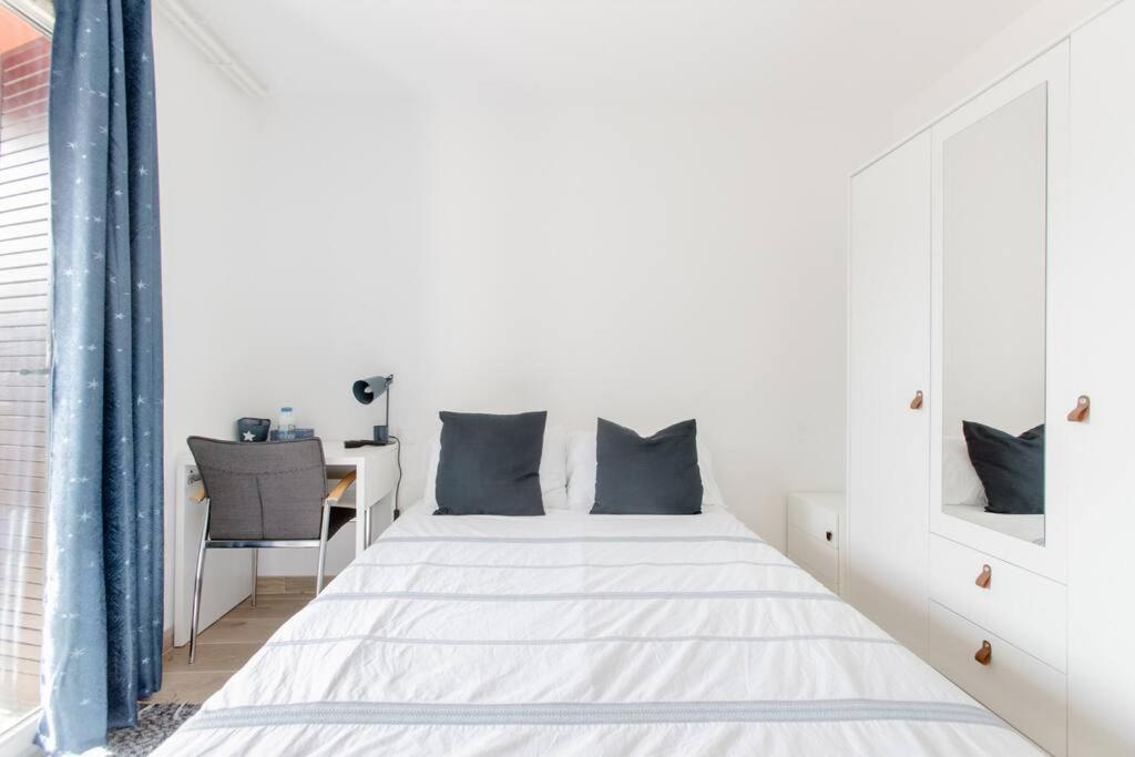 Posteľ alebo postele v izbe v ubytovaní Private room in renovated apartment - Tram 1 min walk