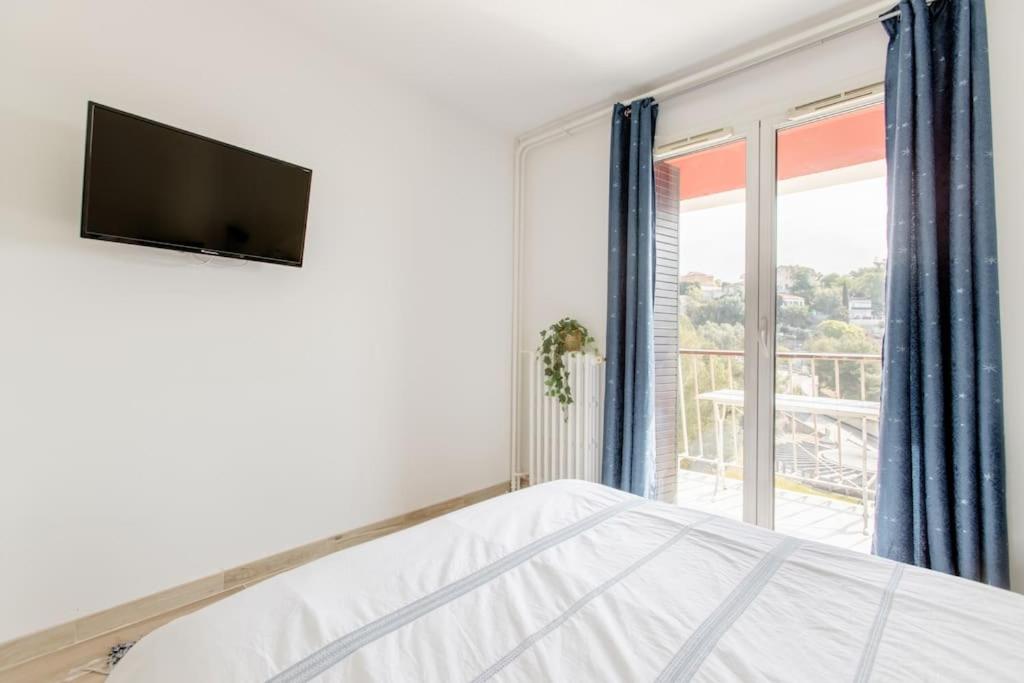 Posteľ alebo postele v izbe v ubytovaní Private room in renovated apartment - Tram 1 min walk