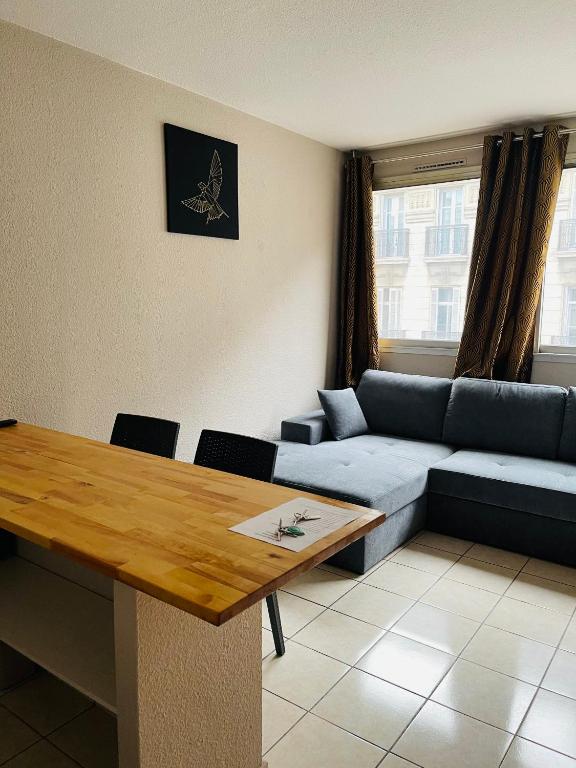 un salon avec un canapé et une table dans l'établissement Studio Paradis, à Marseille