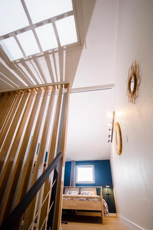 TV a/nebo společenská místnost v ubytování Gîte La Petite Ourse - gîte de charme citadin