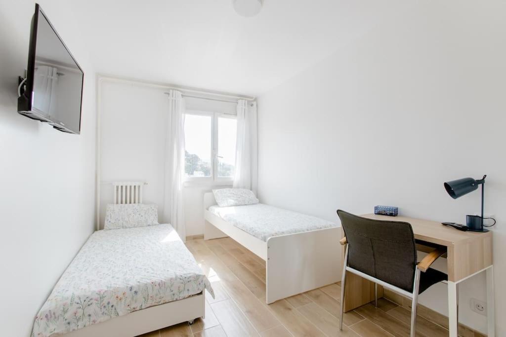 Posteľ alebo postele v izbe v ubytovaní Private room in renovated apartment - Tram 1 min walk