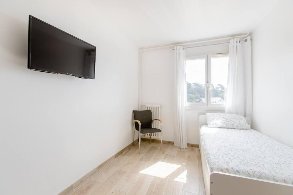 Telewizja i/lub zestaw kina domowego w obiekcie Private room in renovated apartment - Tram 1 min walk