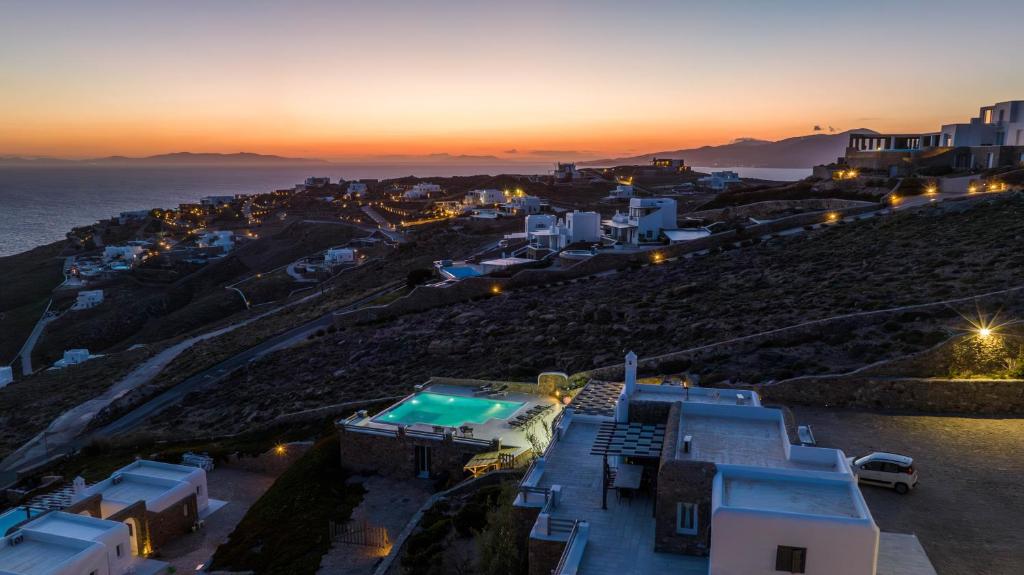 una vista aerea di una città al tramonto di Villa Jet by Mykonos Rocks a Mykonos Città