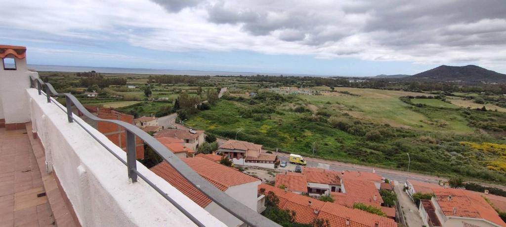 einen Blick auf die Stadt vom Balkon eines Gebäudes in der Unterkunft Casa Paola e Guido in Posada
