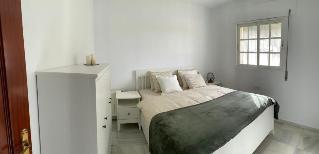 1 dormitorio blanco con 1 cama y vestidor en Villa dos Torres, en Campano