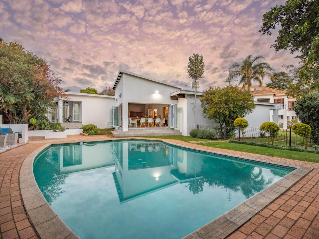 - une piscine en face d'une maison dans l'établissement Kelkiewyn Waterkloof Guesthouse, à Pretoria