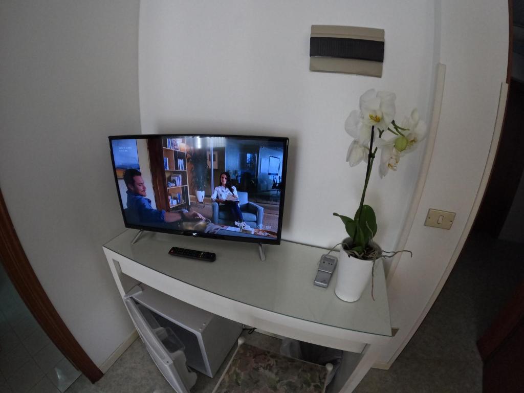 TV a/nebo společenská místnost v ubytování Euro Meublé
