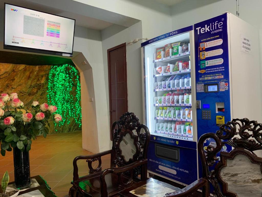 三島的住宿－Chân Mây Tam Đảo，装满大量瓶装水的自动售货机