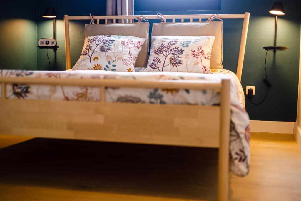 Postel nebo postele na pokoji v ubytování Gîte La Petite Ourse - gîte de charme citadin