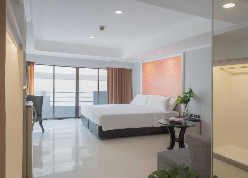 a hotel room with a bed and a balcony at FuramaXclusive Sukhumvit in Bangkok
