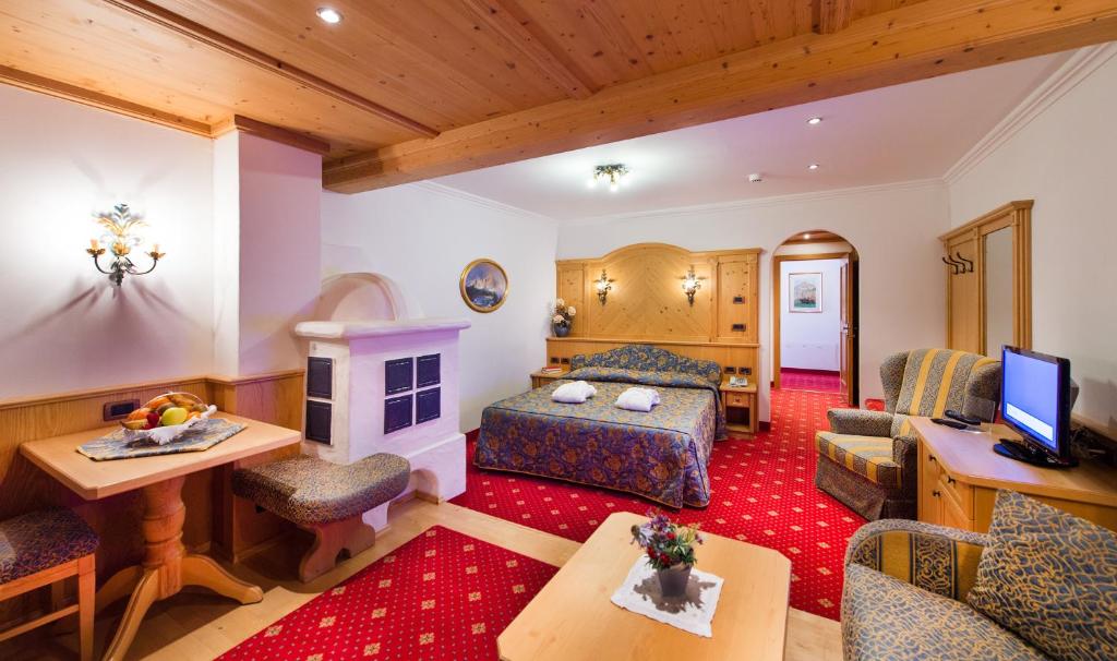TV a/nebo společenská místnost v ubytování Alpen Hotel Corona