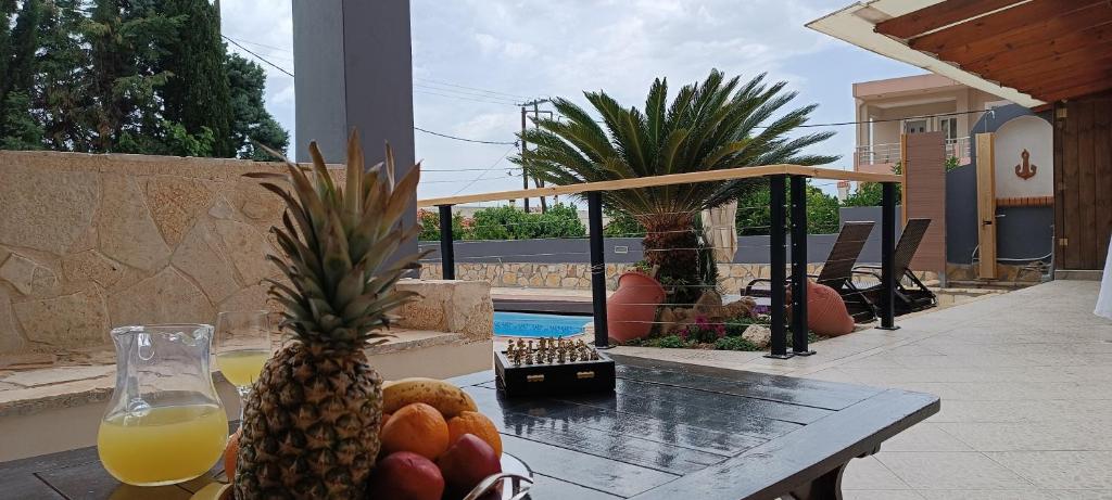 Bazén v ubytování Local Paradise Xilokastro nebo v jeho okolí