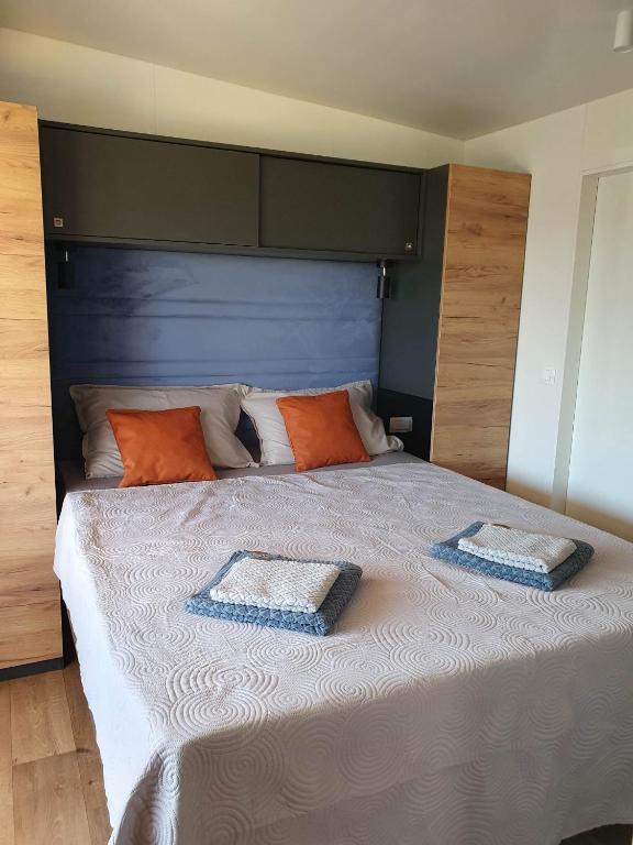 Postel nebo postele na pokoji v ubytování Mobile Homes Karlo & Dino