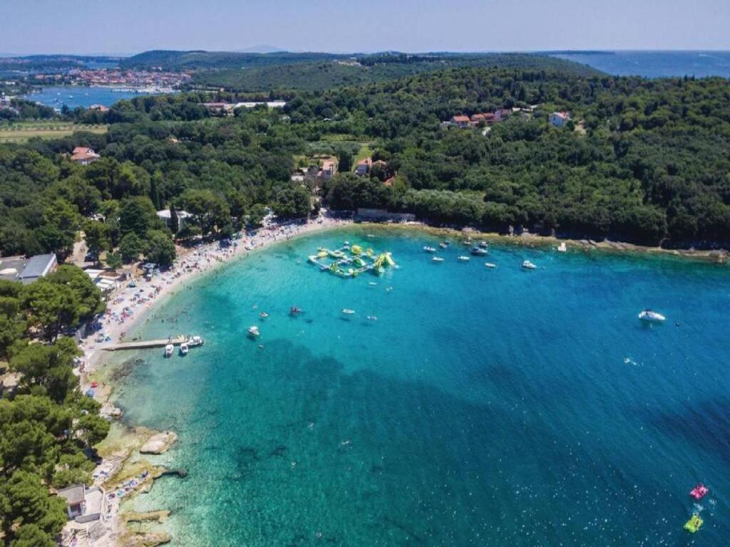 uma vista aérea de uma praia com barcos na água em Mobile Homes Karlo & Dino em Pula