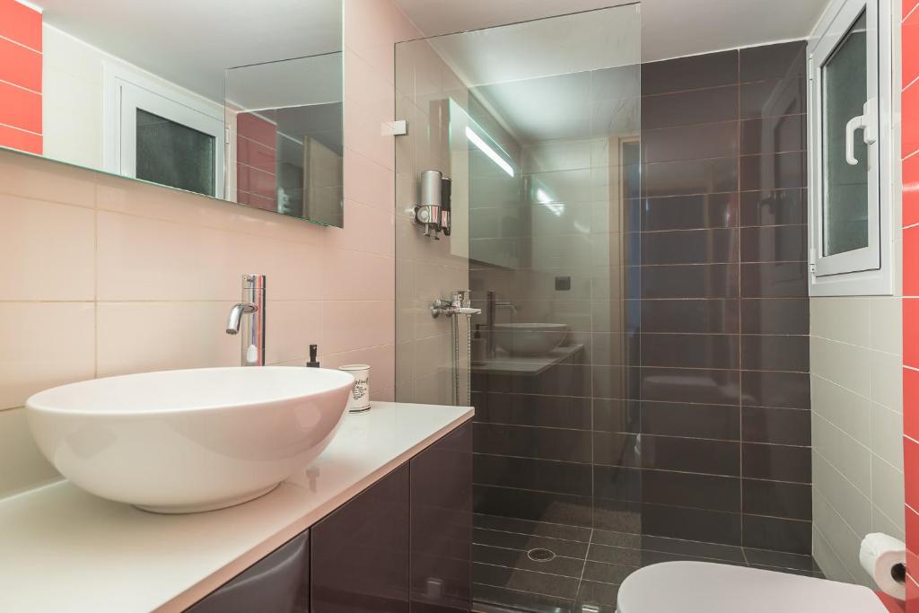 Kúpeľňa v ubytovaní Confy Living Apartment Metaxourghio Metro Station