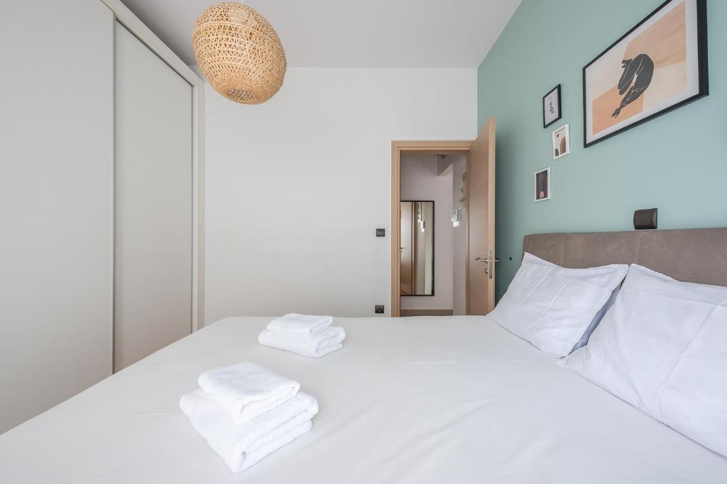 Posteľ alebo postele v izbe v ubytovaní Confy Living Apartment Metaxourghio Metro Station