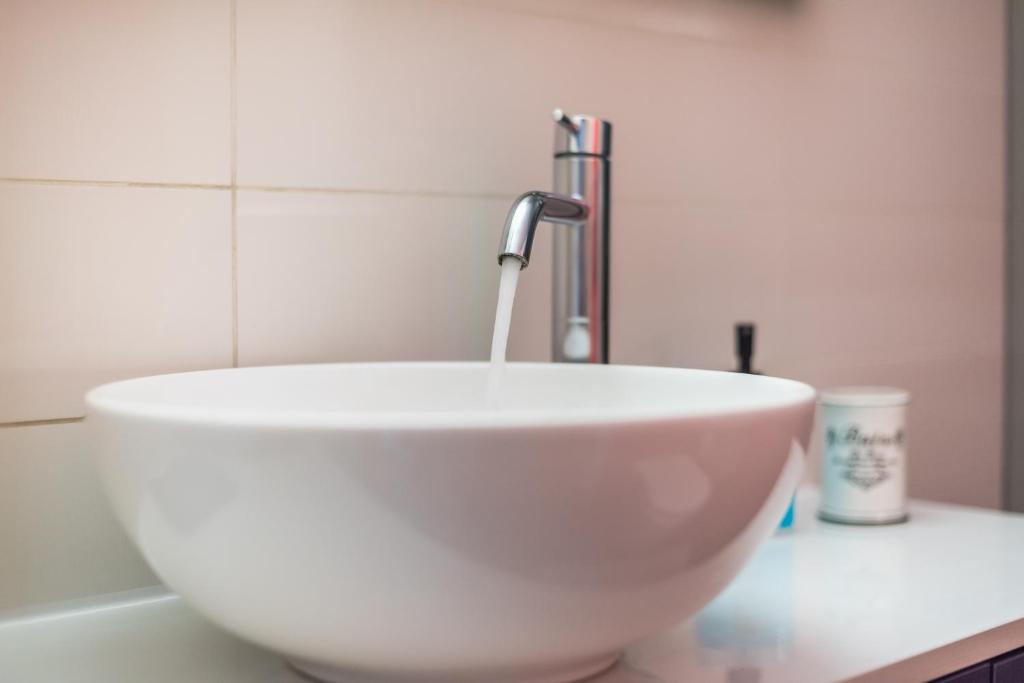 Kúpeľňa v ubytovaní Confy Living Apartment Metaxourghio Metro Station