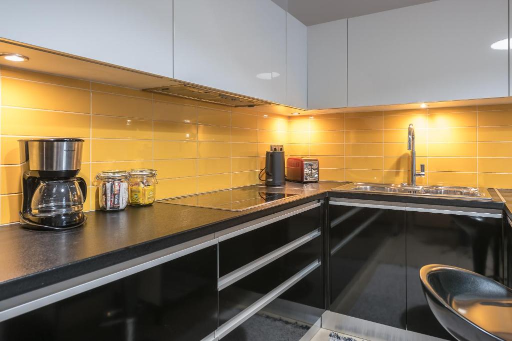 Kuchyňa alebo kuchynka v ubytovaní Confy Living Apartment Metaxourghio Metro Station