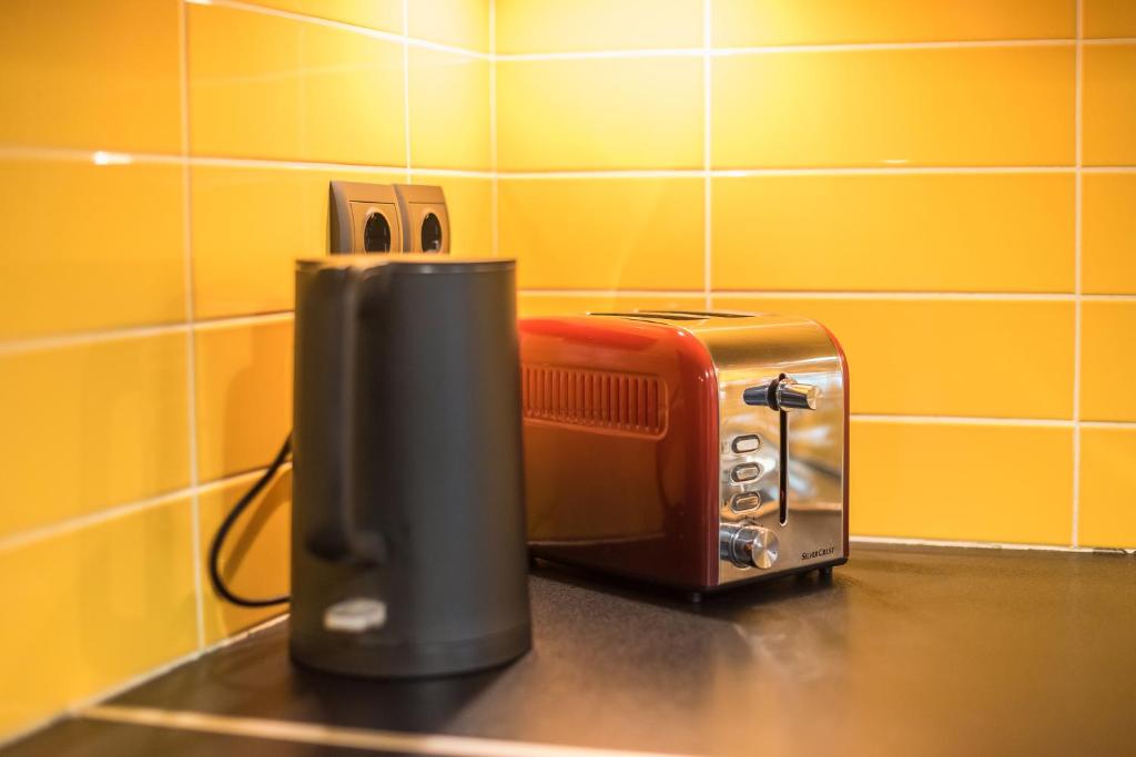Príslušenstvo na prípravu kávy alebo čaju v ubytovaní Confy Living Apartment Metaxourghio Metro Station