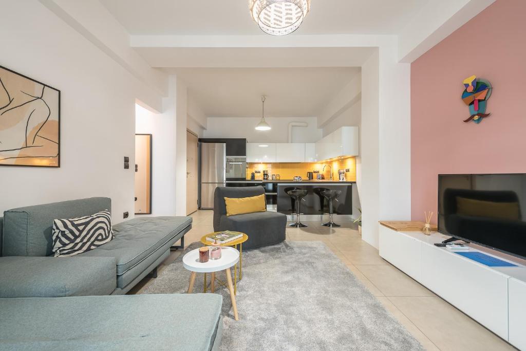 Televízia a/alebo spoločenská miestnosť v ubytovaní Confy Living Apartment Metaxourghio Metro Station