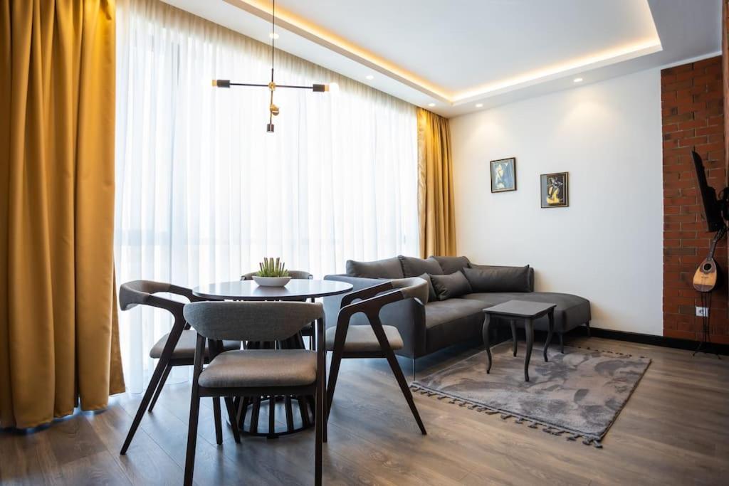 een woonkamer met een tafel en een bank bij Suite Music in Batajnica