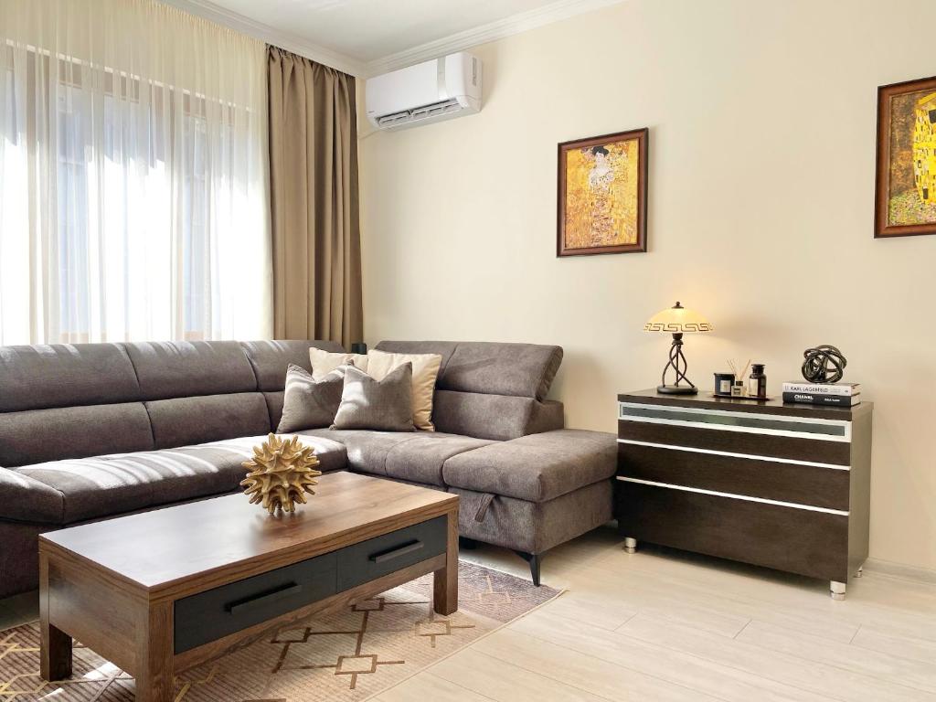 ein Wohnzimmer mit einem Sofa und einem Couchtisch in der Unterkunft Great 2BDR Apartment in the Centre for 6 Guests in Stara Sagora