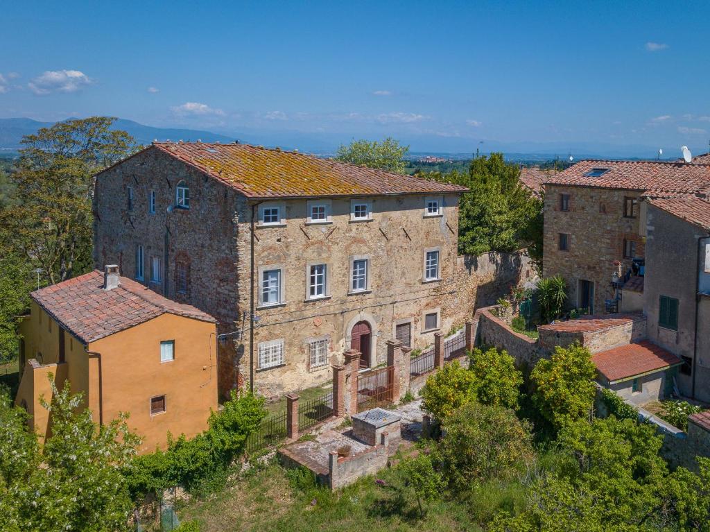 una vista aérea de un edificio antiguo en una ciudad en Nell'antica dimora en Casciana Terme