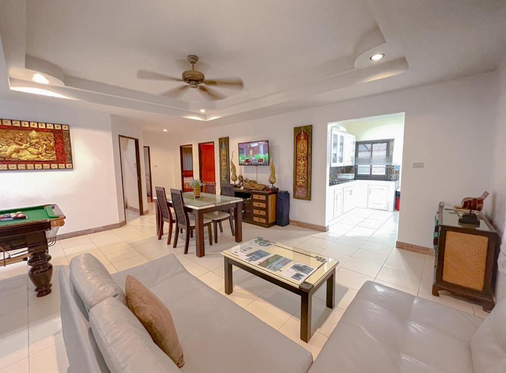 TV a/nebo společenská místnost v ubytování GARDEN VILLA - PATTAYA HOLIDAY HOUSE WALKING STREET 4 bedrooms