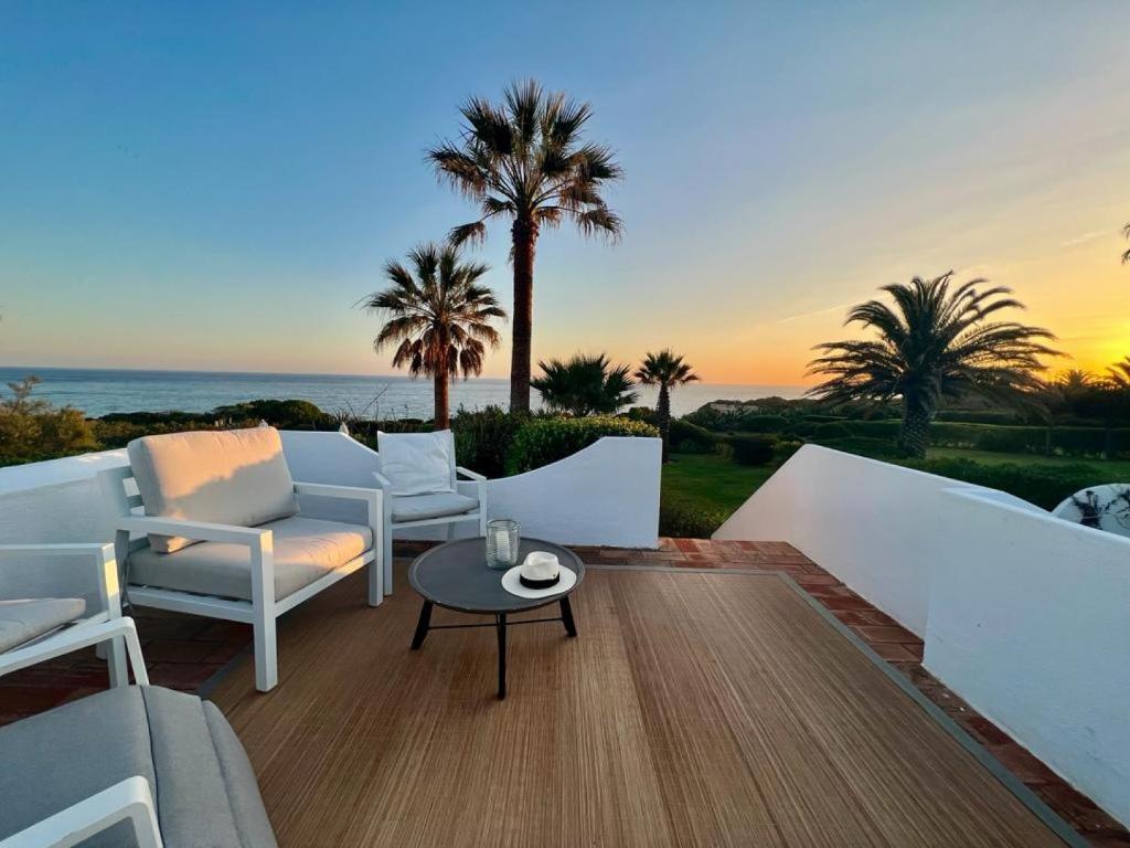 un patio con vistas al océano y a las palmeras en Casa Eureca, en Carvoeiro