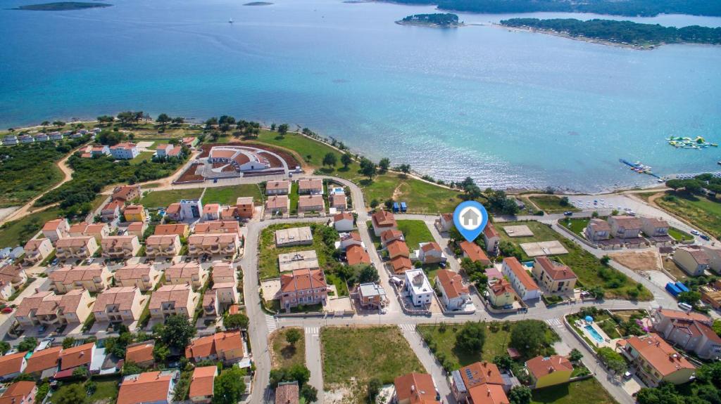 une vue aérienne d'une banlieue résidentielle à côté de l'eau dans l'établissement Vrdoljak, à Medulin