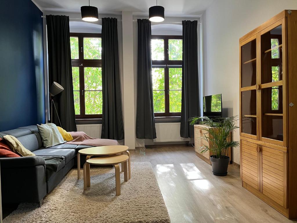 uma sala de estar com um sofá e uma mesa em NEST Starówka Toruń em Toruń