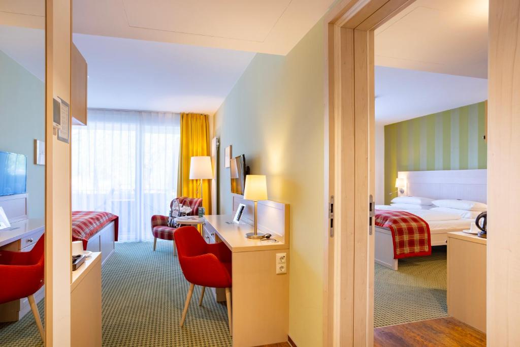Postel nebo postele na pokoji v ubytování Ringhotel Warnemünder Hof