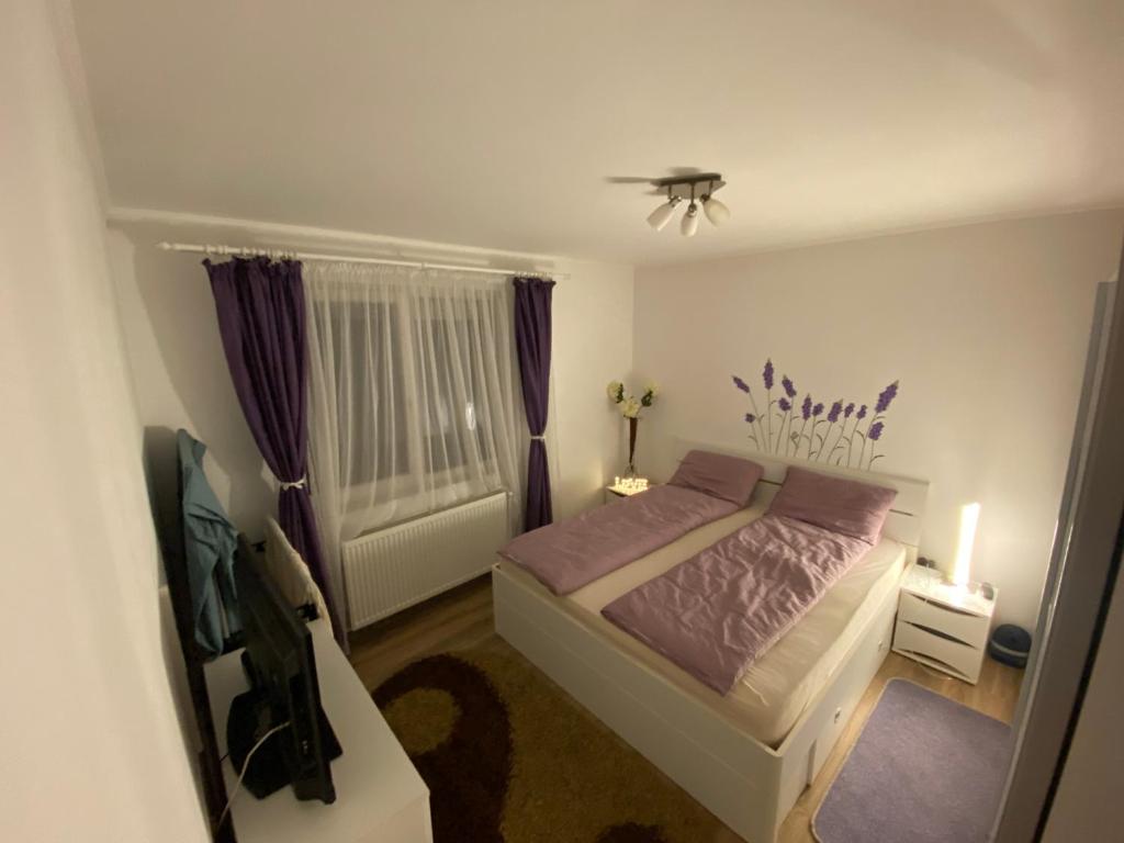 ein kleines Schlafzimmer mit einem Bett und einem Fenster in der Unterkunft “Home sweet home” in Sîntandrei