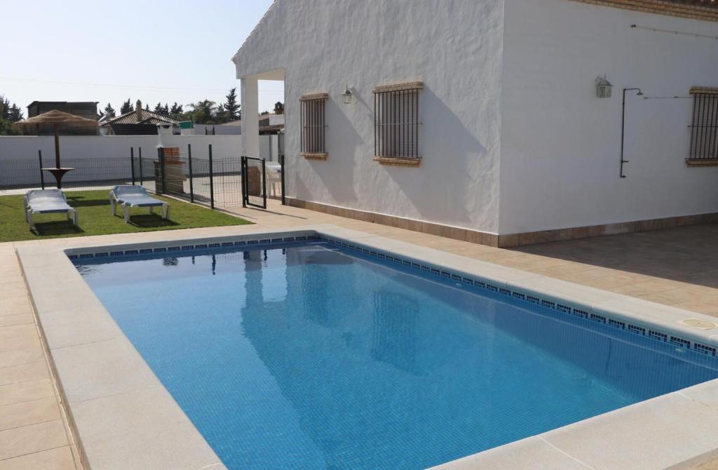 Bazén v ubytovaní Chalet Playa Roche alebo v jeho blízkosti