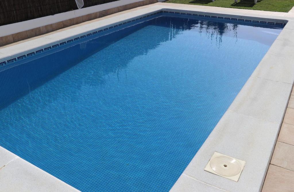 Bazén v ubytovaní Chalet Playa Roche alebo v jeho blízkosti