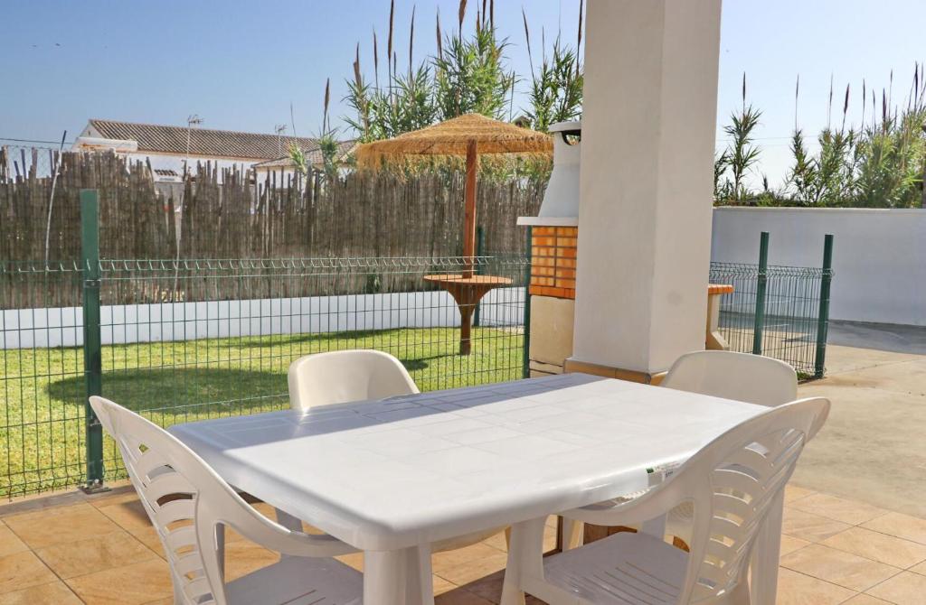 Bazén v ubytovaní Chalet Playa Roche alebo v jeho blízkosti