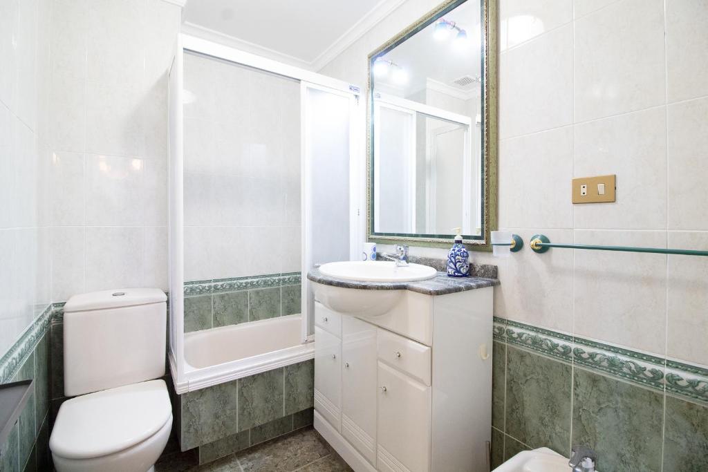 Koupelna v ubytování Global Properties, Apartamento con terraza y piscina a un paso de la playa