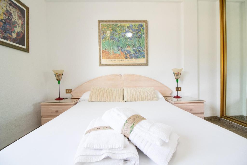 Postel nebo postele na pokoji v ubytování Global Properties, Apartamento con terraza y piscina a un paso de la playa