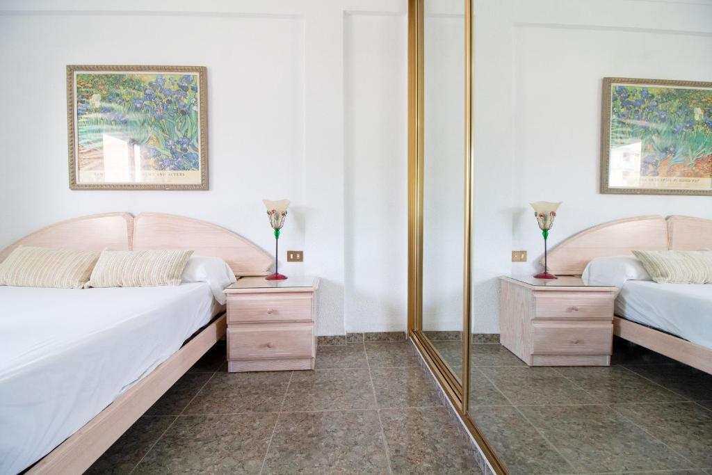 Postel nebo postele na pokoji v ubytování Global Properties, Apartamento con terraza y piscina a un paso de la playa