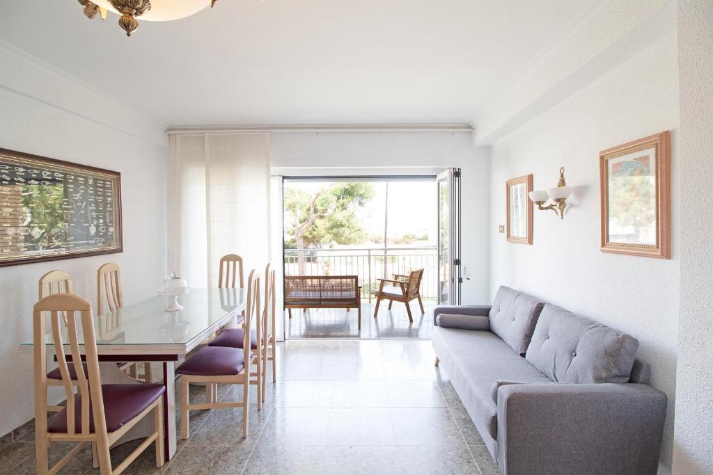 Posezení v ubytování Global Properties, Apartamento con terraza y piscina a un paso de la playa
