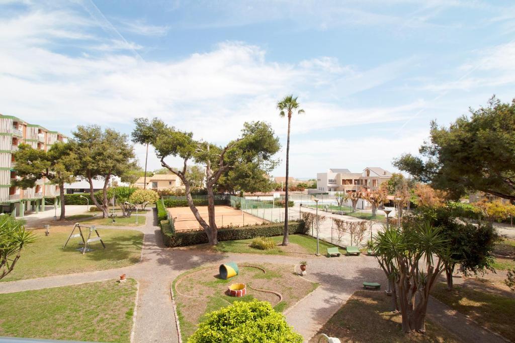 Zahrada ubytování Global Properties, Apartamento con terraza y piscina a un paso de la playa