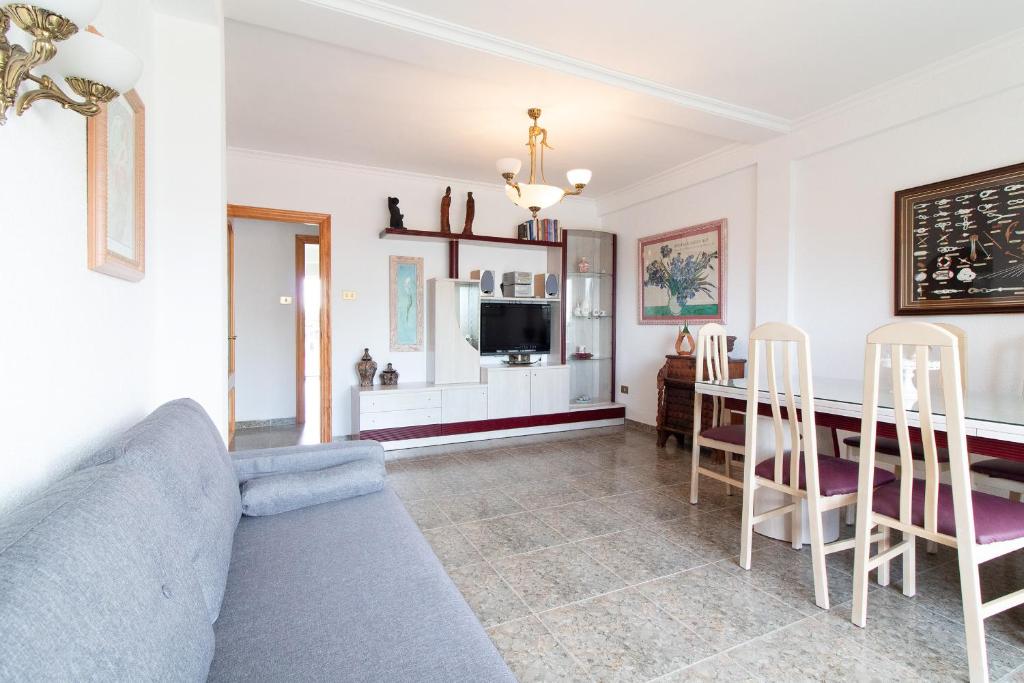 TV a/nebo společenská místnost v ubytování Global Properties, Apartamento con terraza y piscina a un paso de la playa