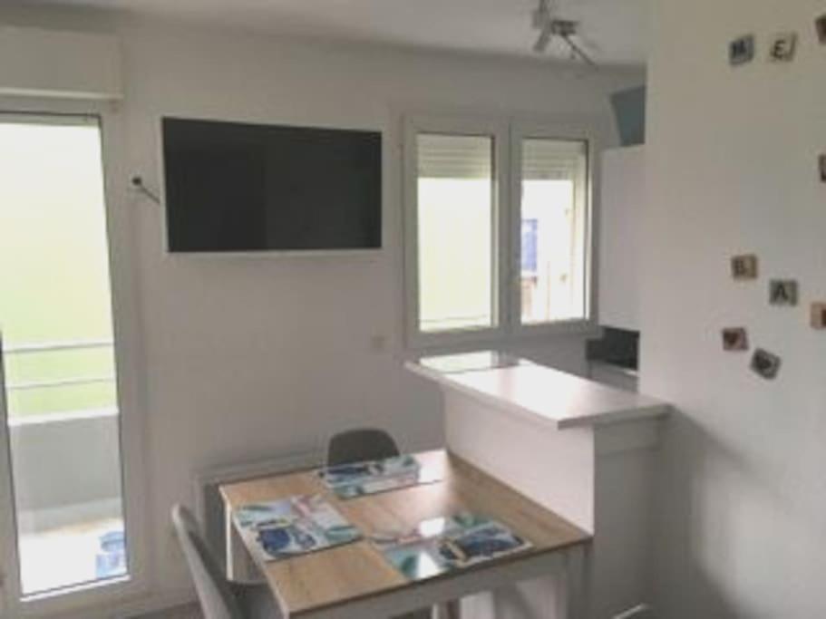 Televízia a/alebo spoločenská miestnosť v ubytovaní Trimaran Studio 10 mètres de la plage avec balcon/terrasse