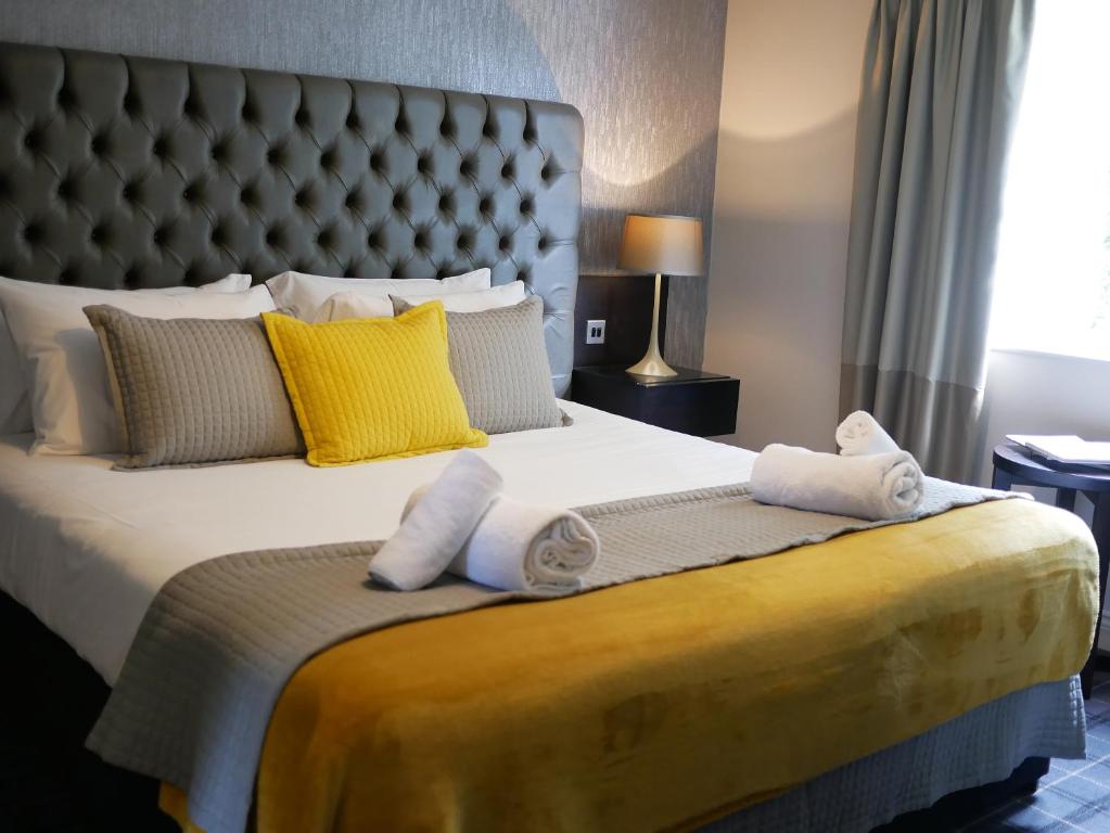 sypialnia z dużym łóżkiem z ręcznikami w obiekcie The Bulls Head Hotel w mieście Hale