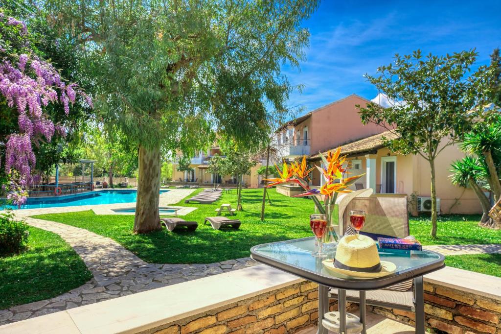 Bazén v ubytovaní Folies Corfu Town Hotel Apartments alebo v jeho blízkosti