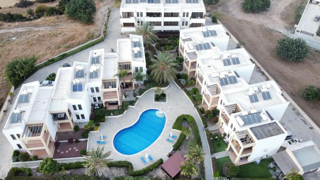 uma vista aérea de um complexo de apartamentos com uma piscina em Mazotos Hills 3 em Mazotos