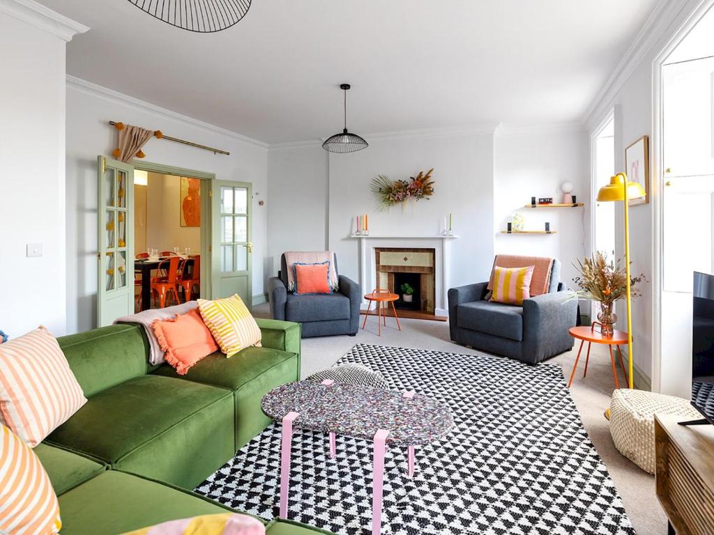 - un salon avec un canapé vert et une table dans l'établissement Pass the Keys Stunning apartment in central location, à Bath