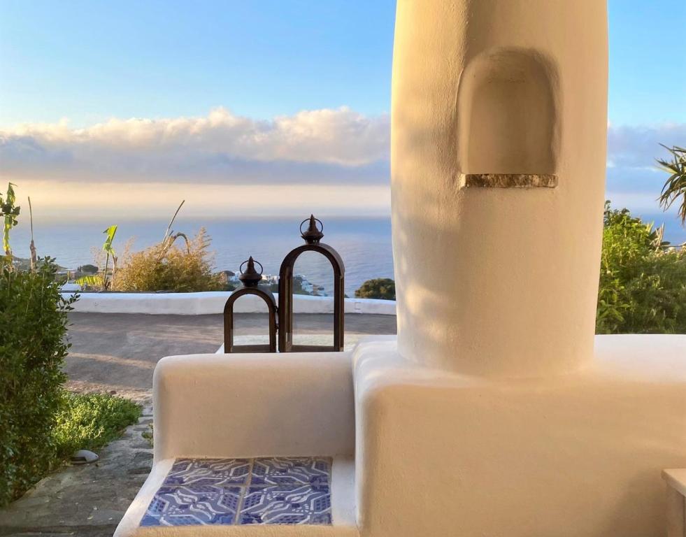 una casa con vistas al océano y 2 toallas en Casa Surya - Sea view terrace, Isola Salina, en Malfa