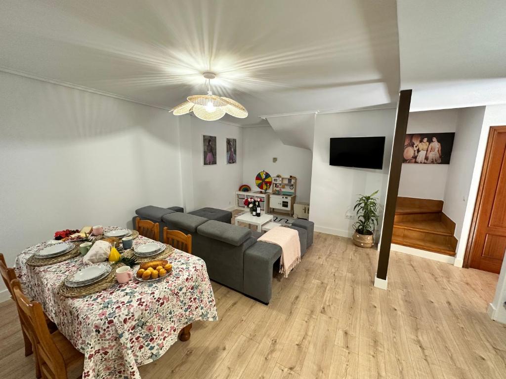 a living room with a couch and a table at Al hilo de Landaluce in Laguardia