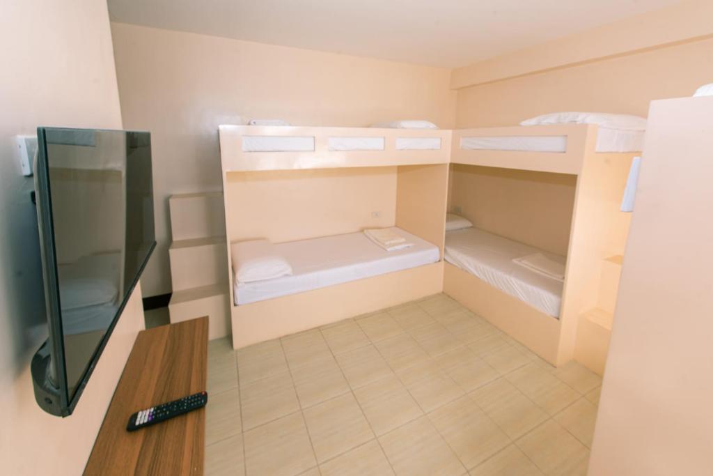 Postel nebo postele na pokoji v ubytování FB Budgetel Suites